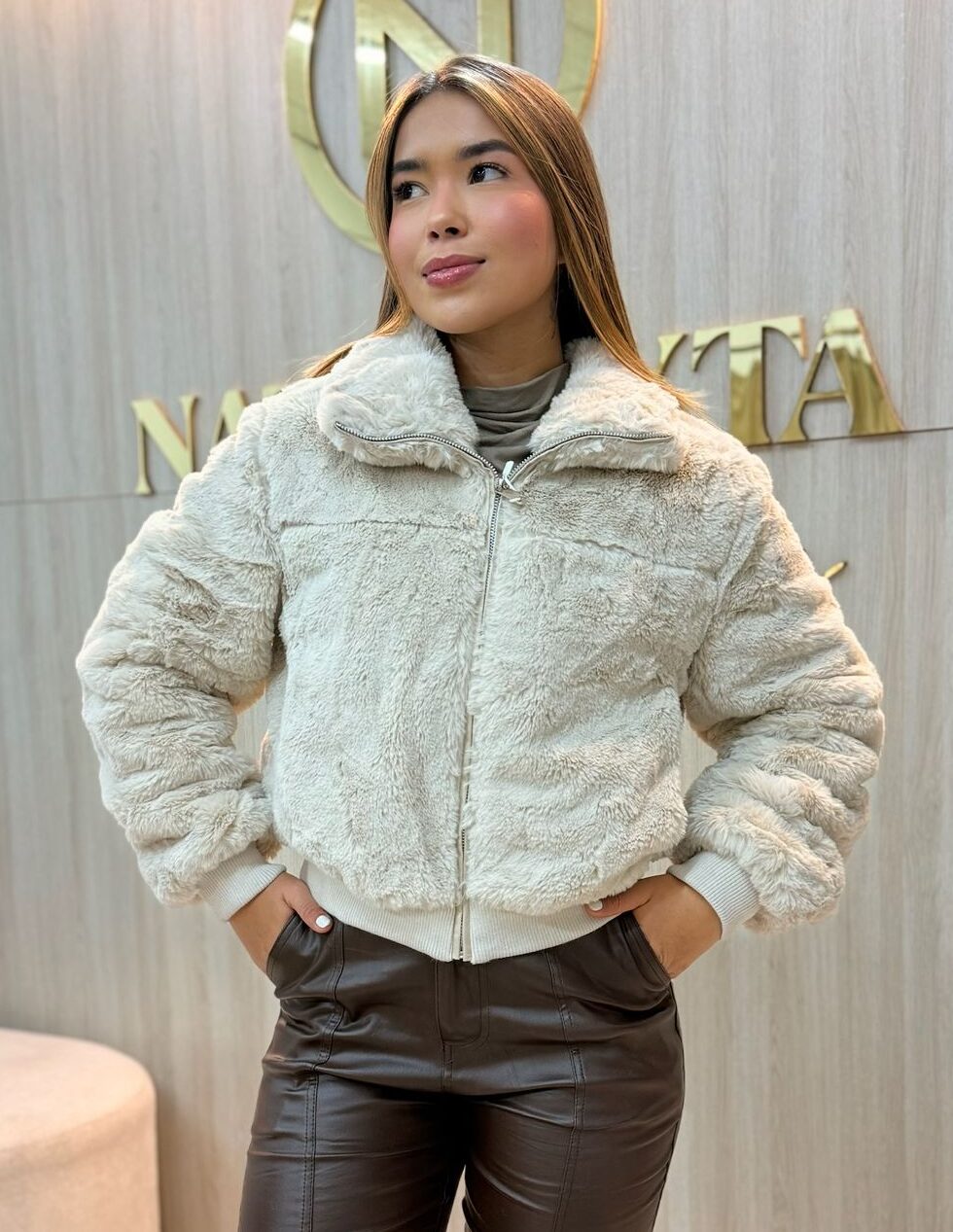 jaqueta teddy feminina off white peluciada com zíper jaqueta teddy feminina off white peluciada com zíper
