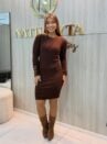 vestido midi canelado bordô com botões dourados