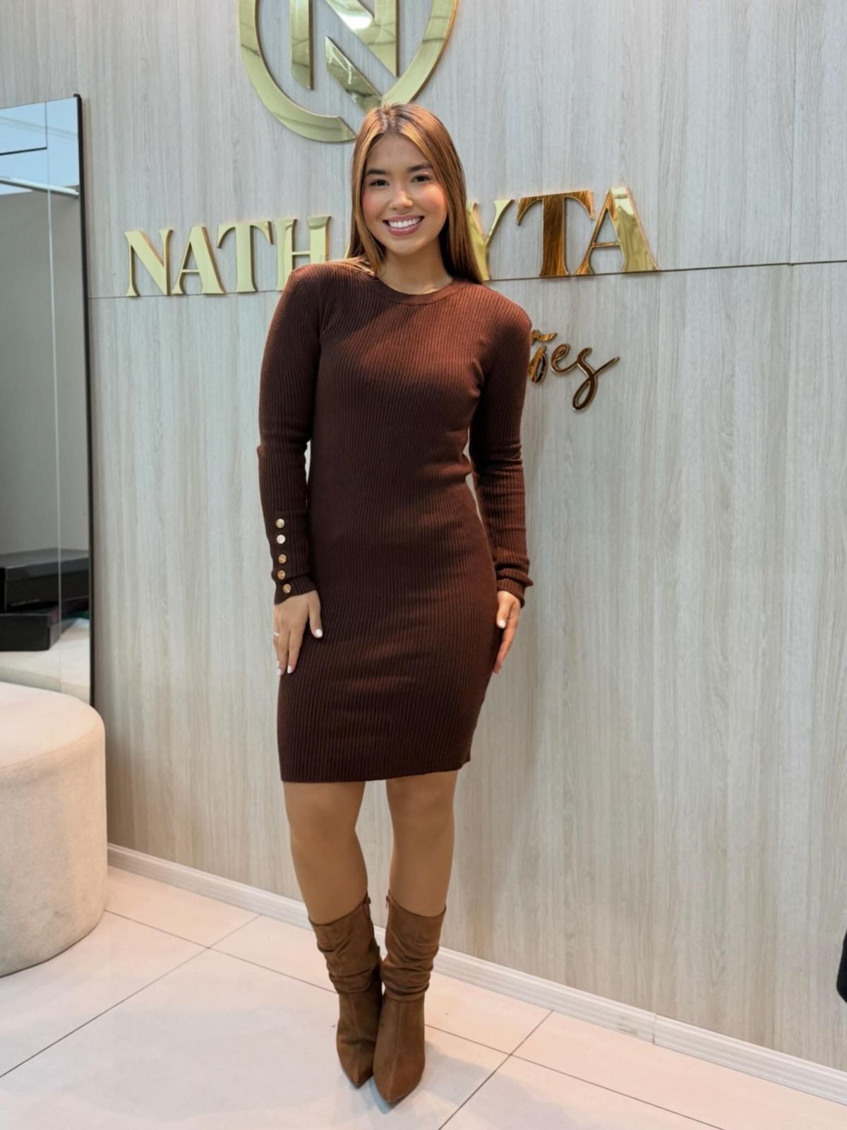 vestido midi canelado bordô com botões dourados vestido midi canelado bordô com botões dourados