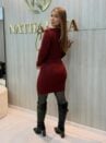 vestido midi canelado bordô com botões dourados