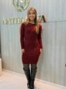 vestido midi canelado bordô com botões dourados