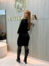 vestido midi canelado bordô com botões dourados