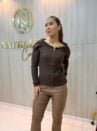 blusa modal gola ampla com zíper bordô