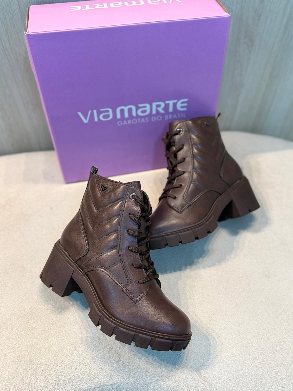 bota dakota preta com salto bloco e detalhe de fivela