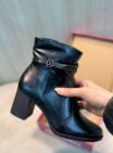 bota dakota preta com salto bloco e detalhe de fivela