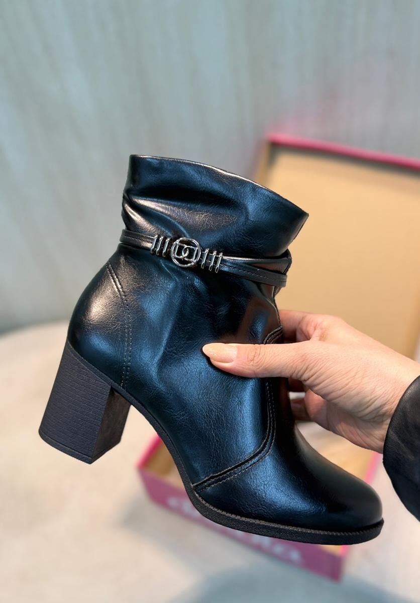 bota dakota preta com salto bloco e detalhe de fivela
