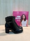 bota dakota preta com salto bloco e detalhe de fivela