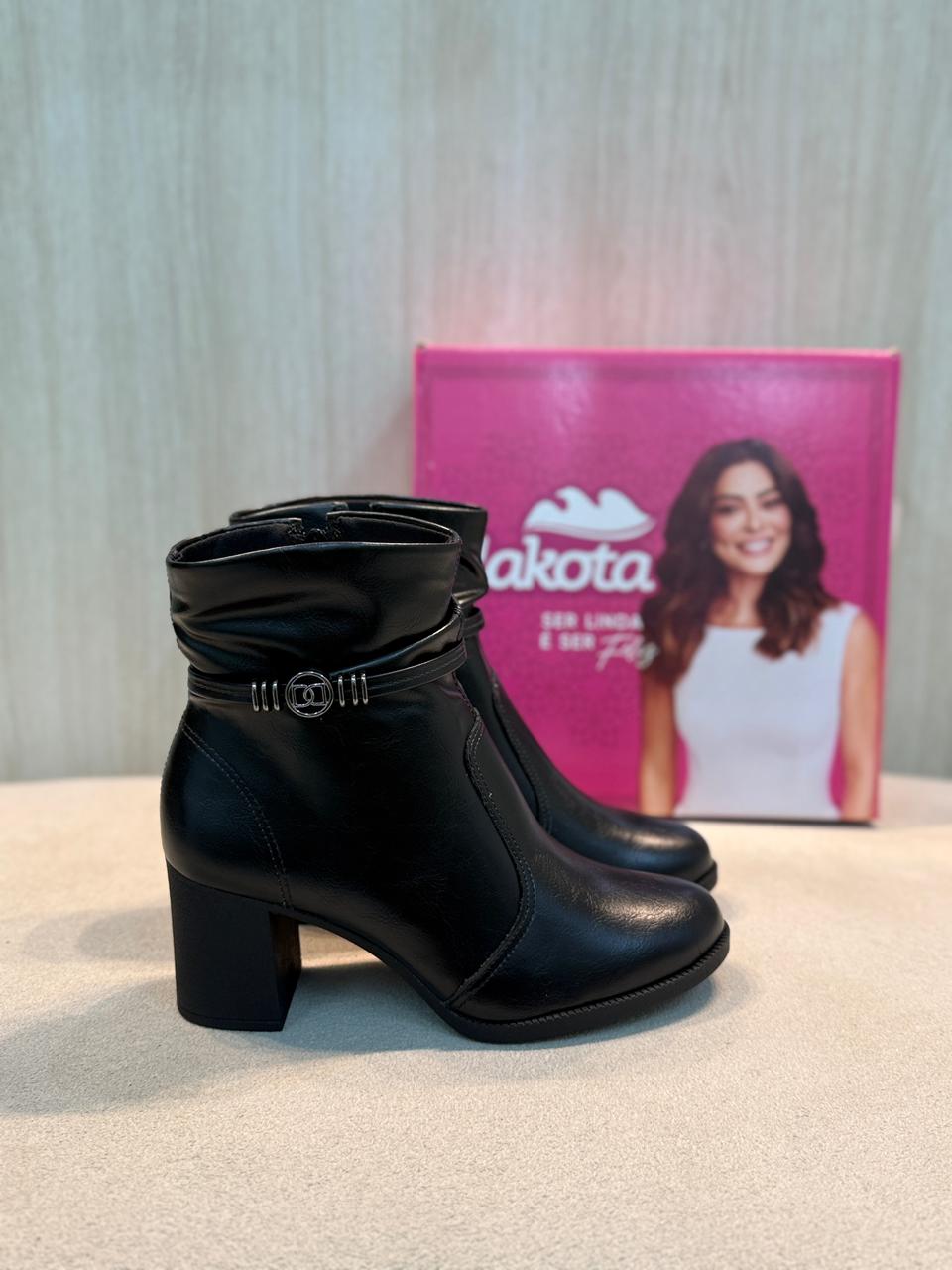 bota dakota preta com salto bloco e detalhe de fivela bota dakota preta com salto bloco e detalhe de fivela