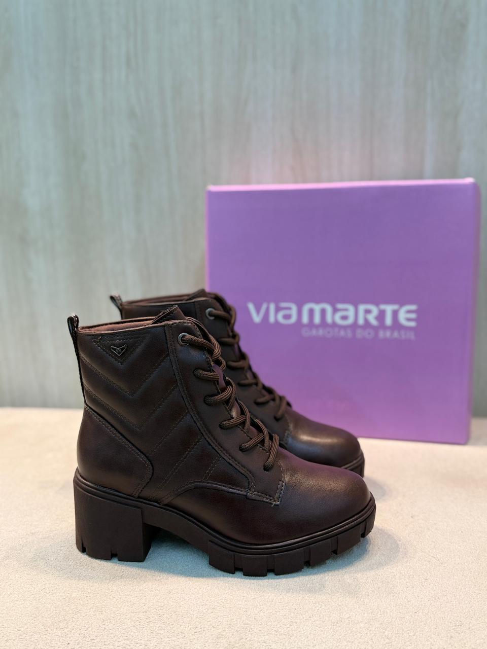 bota dakota preta com salto bloco e detalhe de fivela bota dakota preta com salto bloco e detalhe de fivela