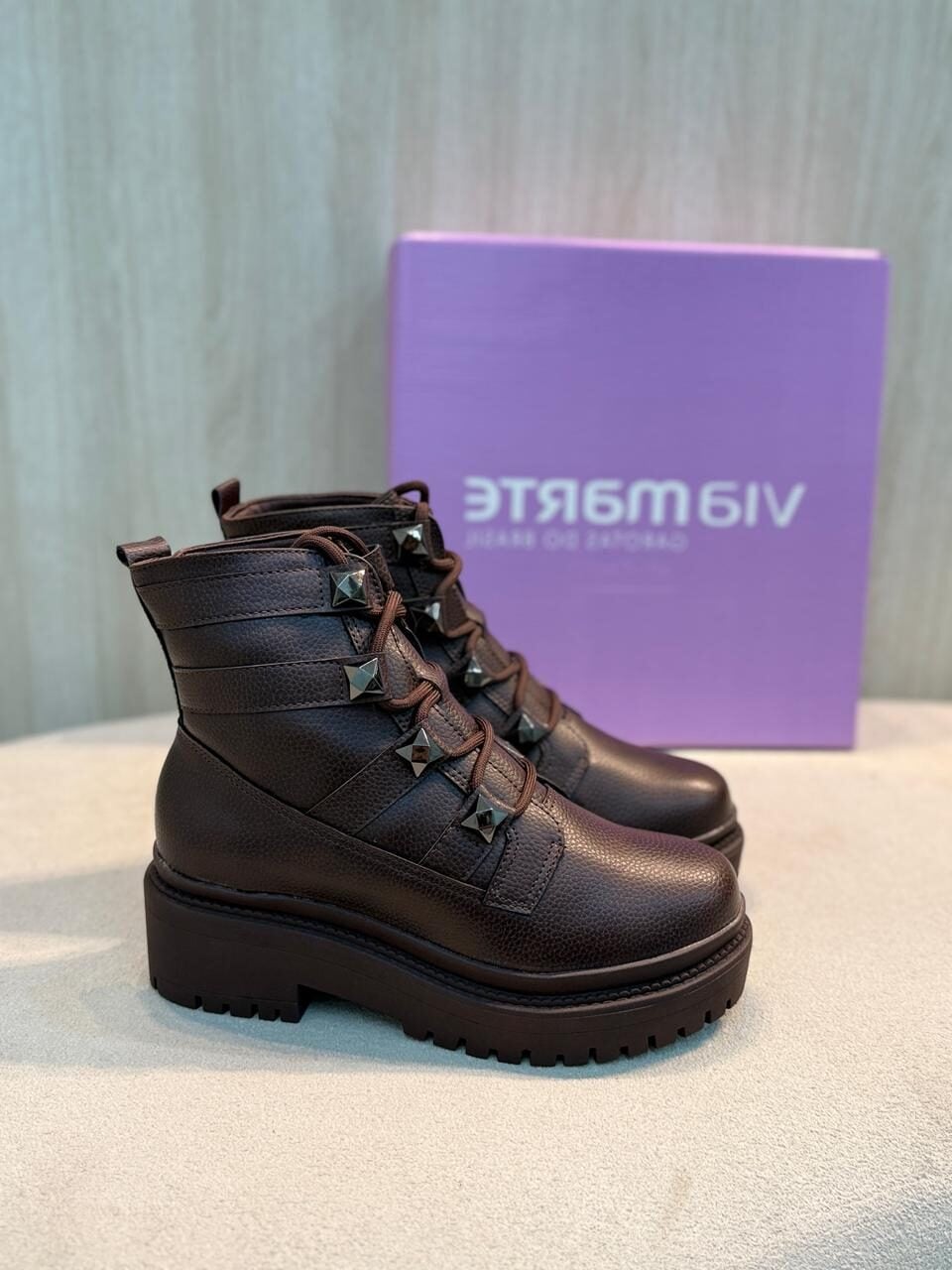 bota dakota preta salto bloco com detalhe decorativo