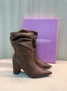 bota dakota preta salto bloco com detalhe decorativo