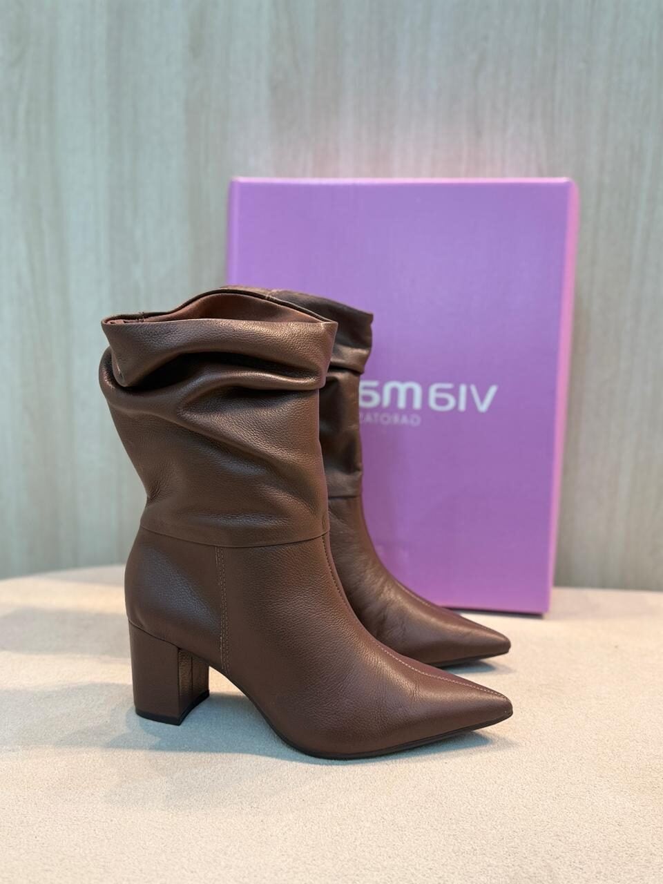 bota dakota preta salto bloco com detalhe decorativo bota dakota preta salto bloco com detalhe decorativo