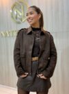 jaqueta bomber feminina suede marrom com bolsos frontais