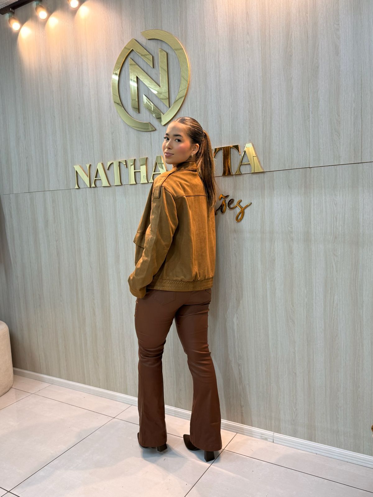 jaqueta bomber feminina suede marrom com bolsos frontais jaqueta bomber feminina suede marrom com bolsos frontais