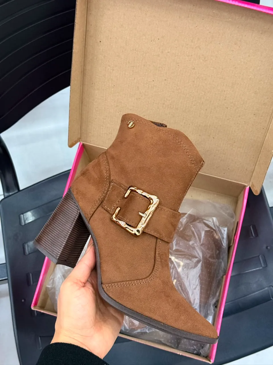 bota dakota preta cano curto salto bloco com detalhes matelassados