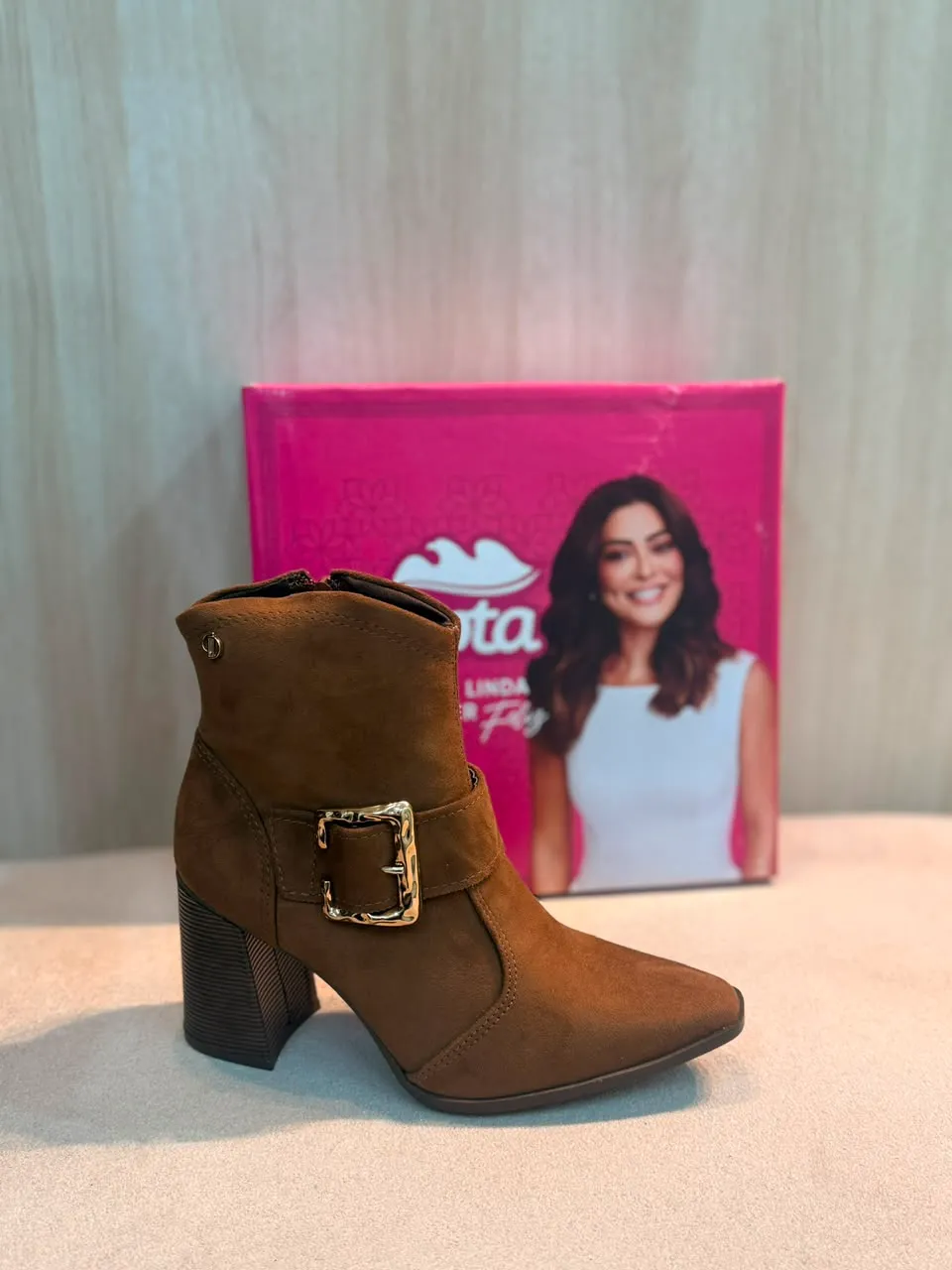 bota dakota preta cano curto salto bloco com detalhes matelassados