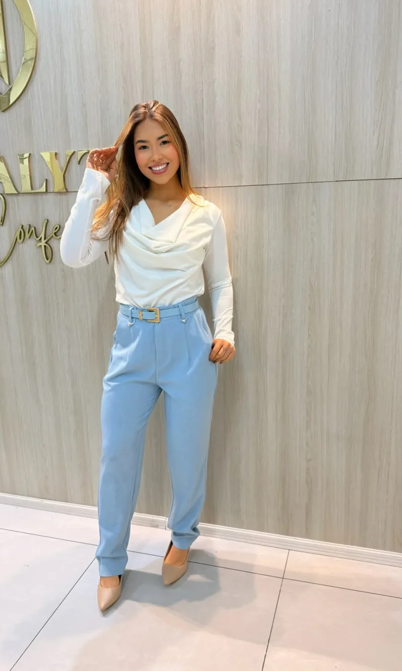 calça feminina de alfaiataria com cinto e pregas azul claro