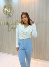 calça feminina de alfaiataria com cinto e pregas azul claro