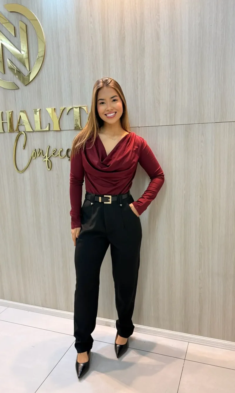 calça feminina de alfaiataria com cinto e pregas azul claro