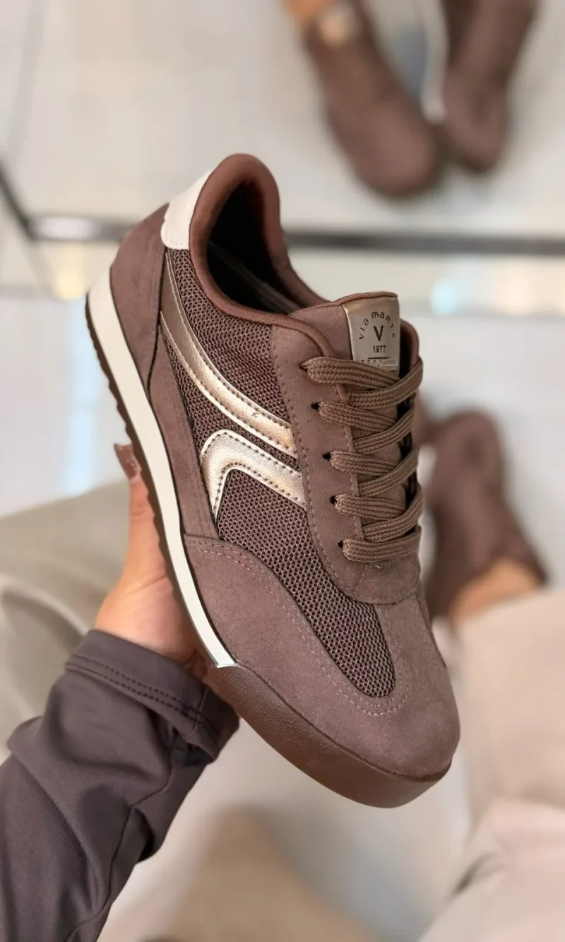tênis feminino via marte branco com detalhes dourados e solado caramelo