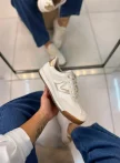 tênis feminino via marte branco com detalhes dourados e solado caramelo