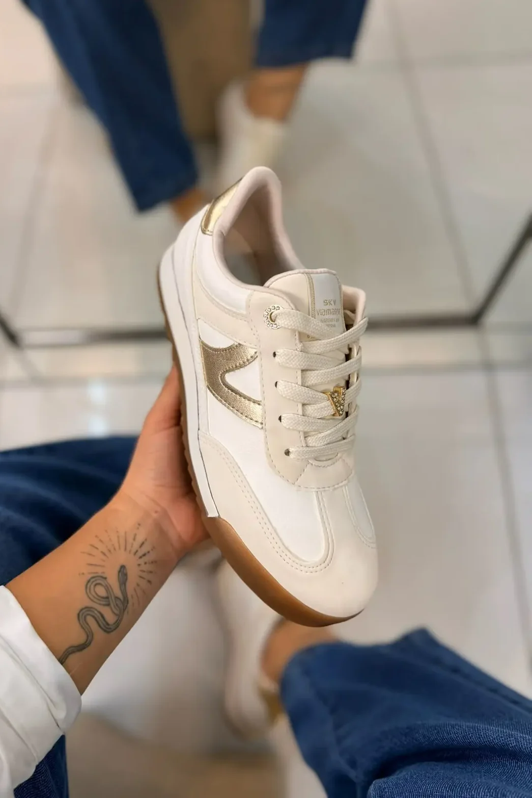 tênis feminino via marte branco com detalhes dourados e solado caramelo tênis feminino via marte branco com detalhes dourados e solado caramelo