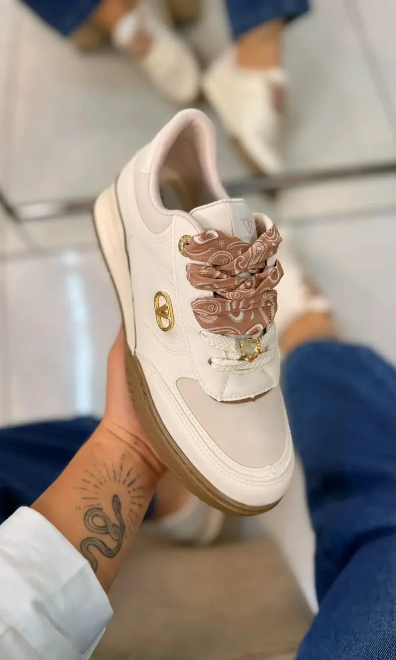 tênis feminino via marte branco com detalhes dourados e solado caramelo