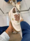 tênis feminino via marte branco com detalhes dourados e solado caramelo