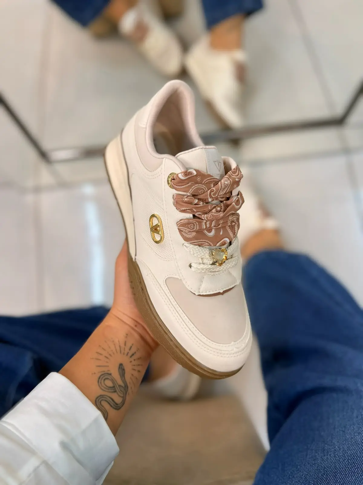 tênis feminino via marte branco com detalhes dourados e solado caramelo tênis feminino via marte branco com detalhes dourados e solado caramelo