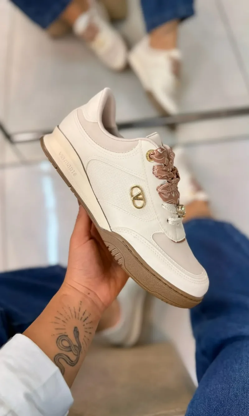 tênis feminino via marte branco com detalhes dourados e solado caramelo
