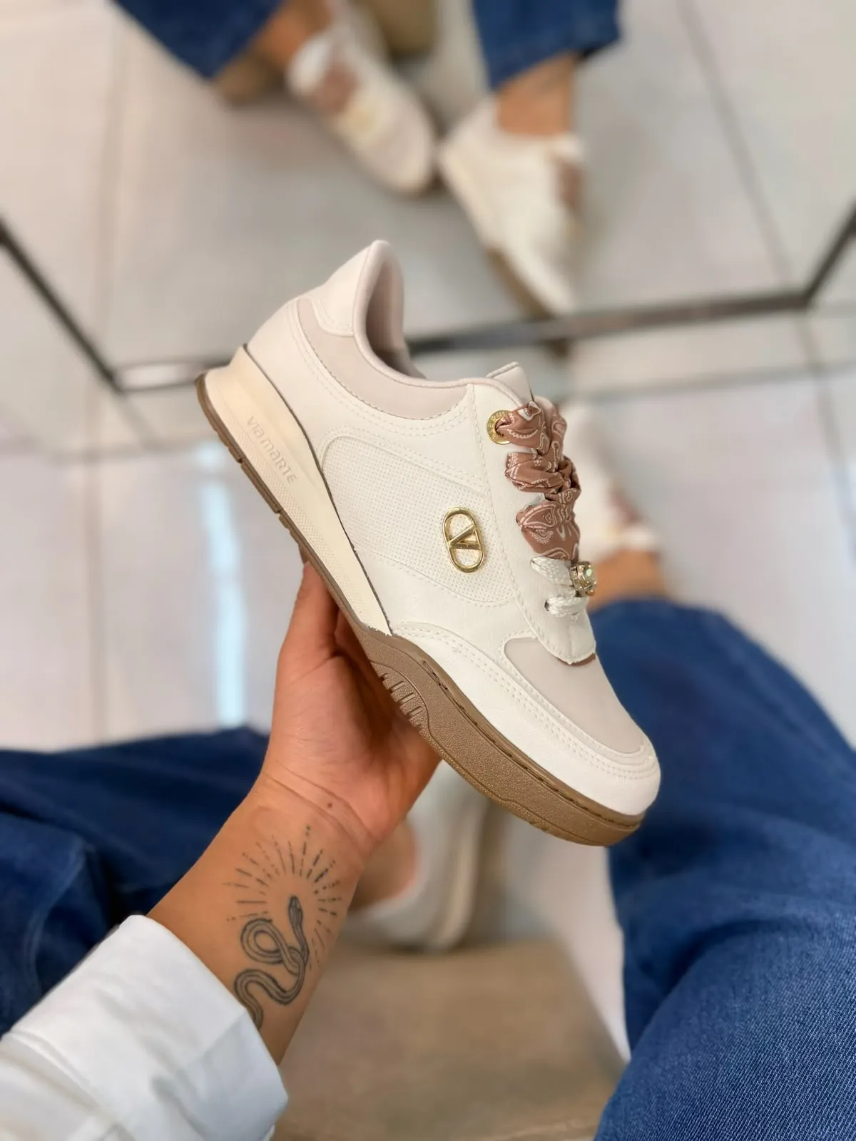 tênis feminino via marte branco com detalhes dourados e solado caramelo tênis feminino via marte branco com detalhes dourados e solado caramelo