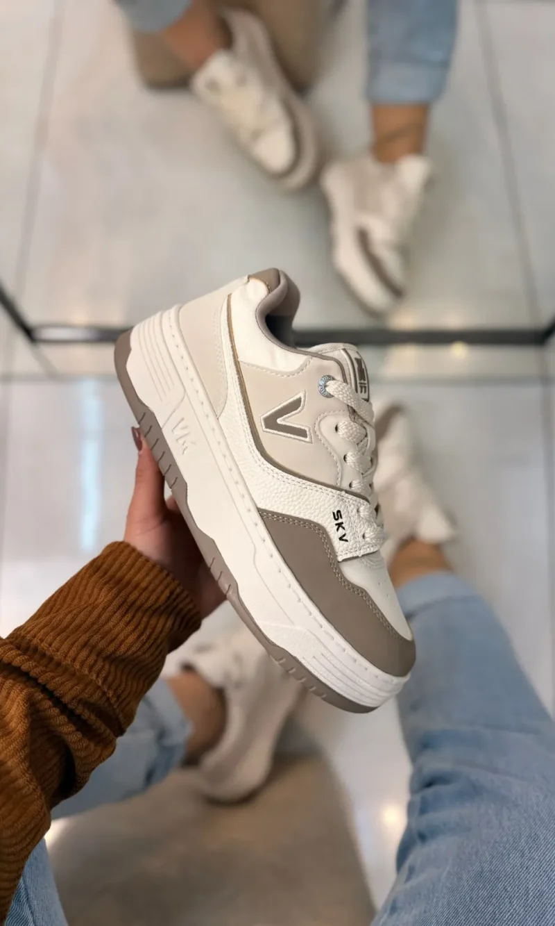 tênis casual feminino branco e bege com detalhe decorativo