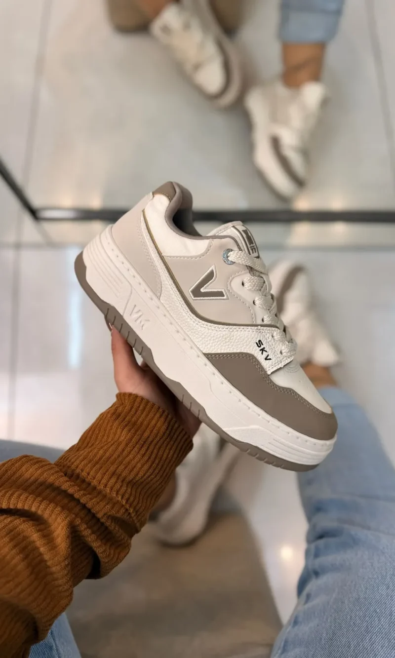 tênis casual feminino branco e bege com detalhe decorativo
