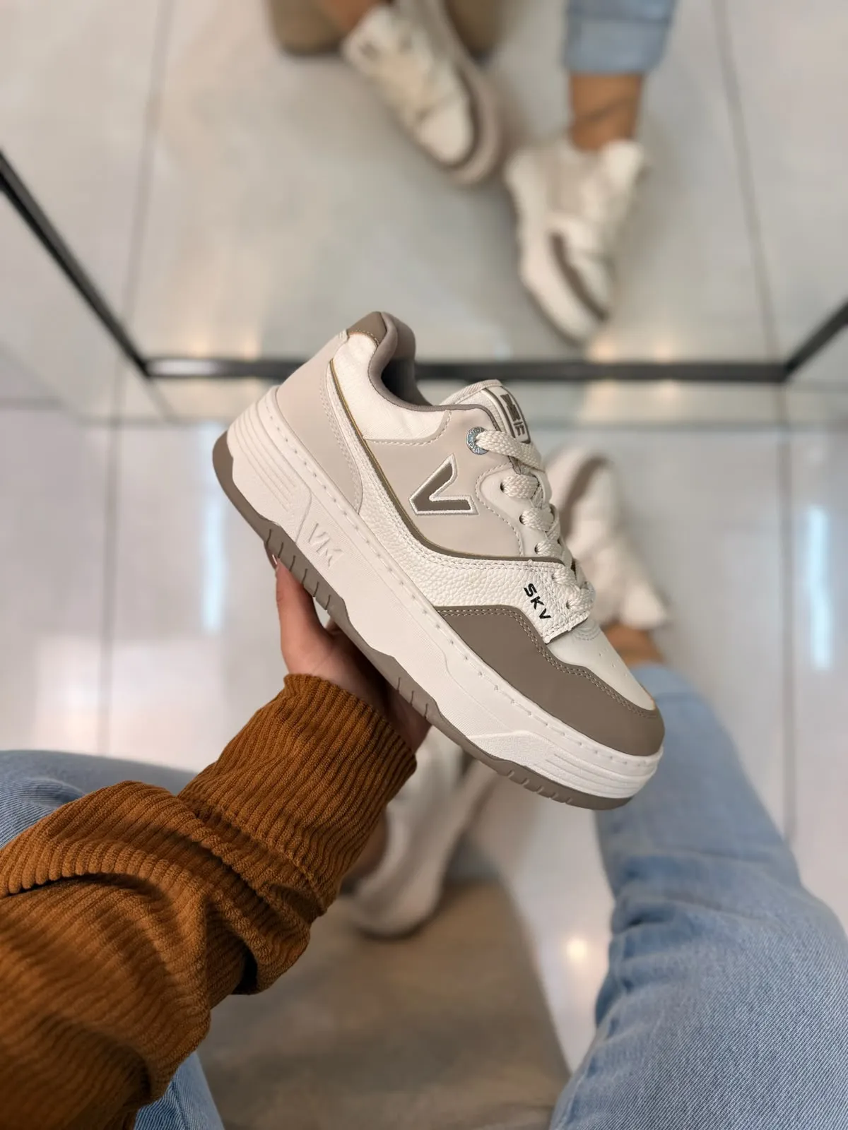 tênis casual feminino branco e bege com detalhe decorativo tênis casual feminino branco e bege com detalhe decorativo