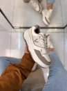tênis casual feminino branco e bege com detalhe decorativo
