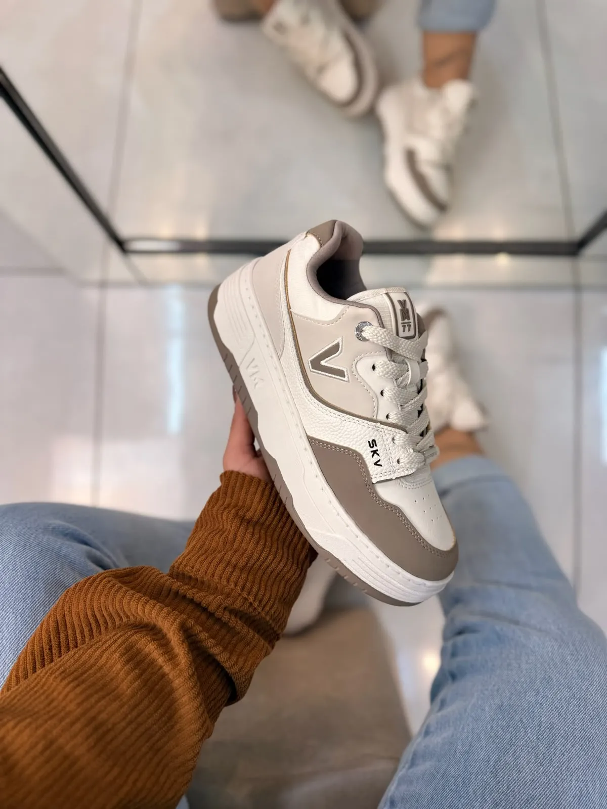 tênis casual feminino branco e bege com detalhe decorativo tênis casual feminino branco e bege com detalhe decorativo