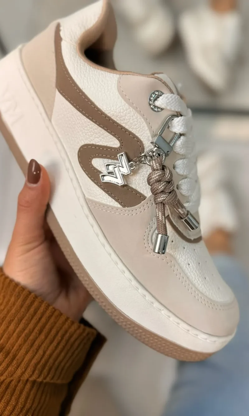 tênis casual feminino branco e bege com detalhe decorativo