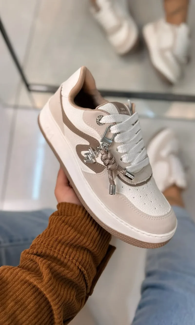 tênis casual feminino branco e bege com detalhe decorativo