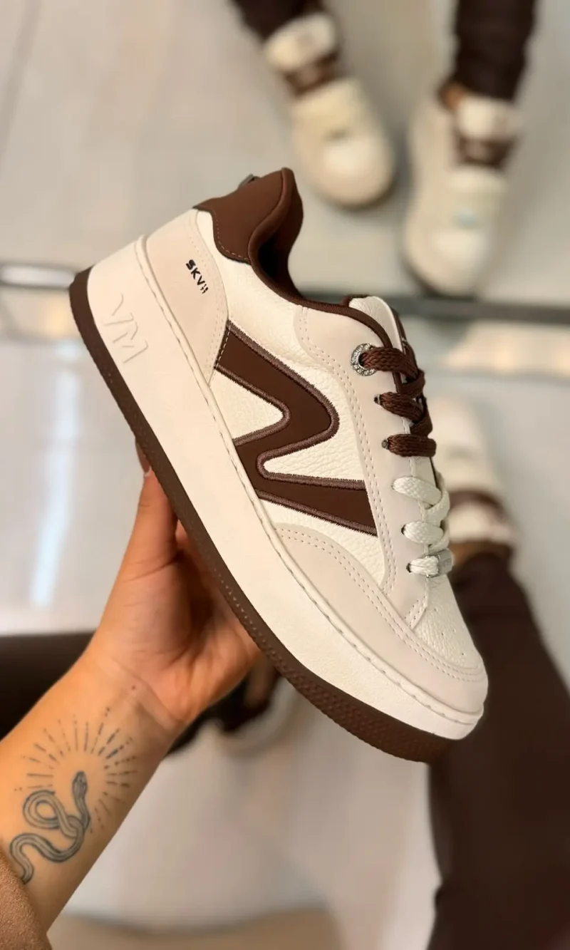 tênis casual feminino branco e bege com detalhe decorativo