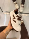 tênis casual feminino branco e bege com detalhe decorativo