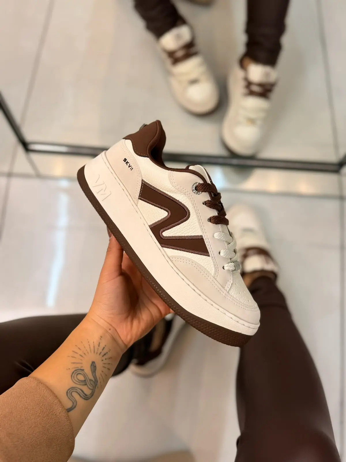 tênis casual feminino branco e bege com detalhe decorativo tênis casual feminino branco e bege com detalhe decorativo