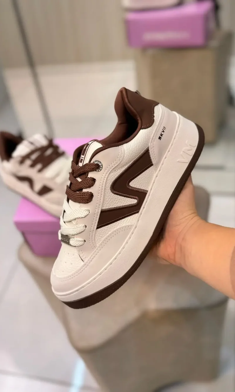 tênis casual feminino branco e bege com detalhe decorativo
