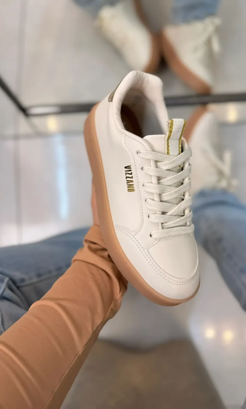 tênis casual feminino via marte branco com detalhes em preto e solado caramelo