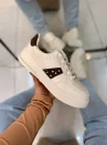 tênis casual feminino via marte branco com detalhes em preto e solado caramelo