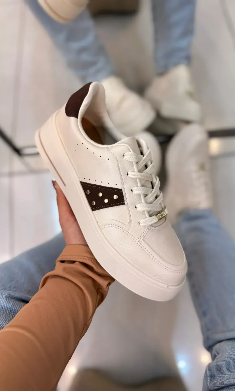 tênis casual feminino via marte branco com detalhes em preto e solado caramelo