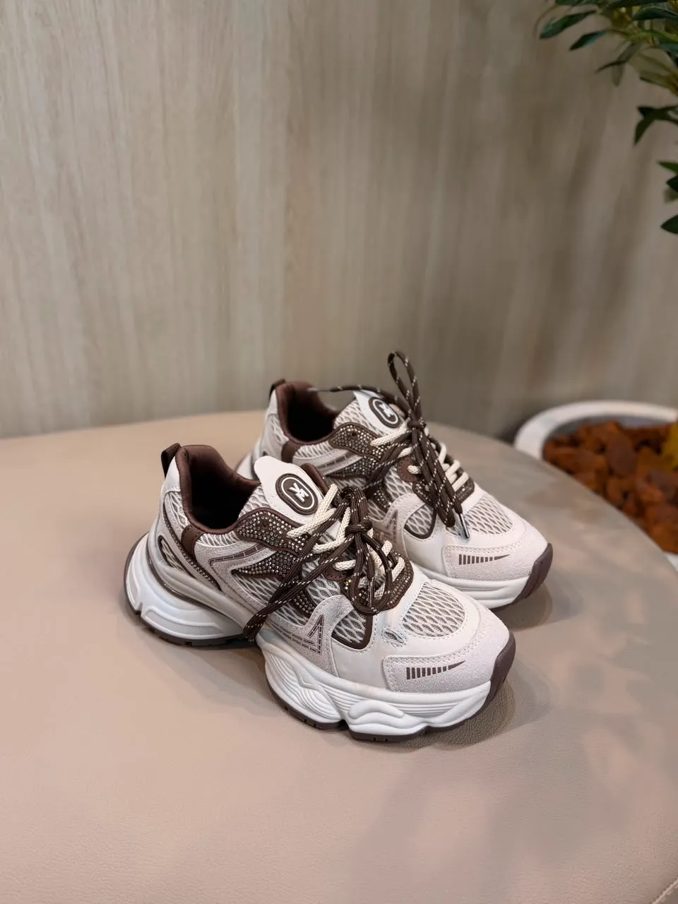 tênis via marte feminino casual chunky branco e marrom tênis via marte feminino casual chunky branco e marrom