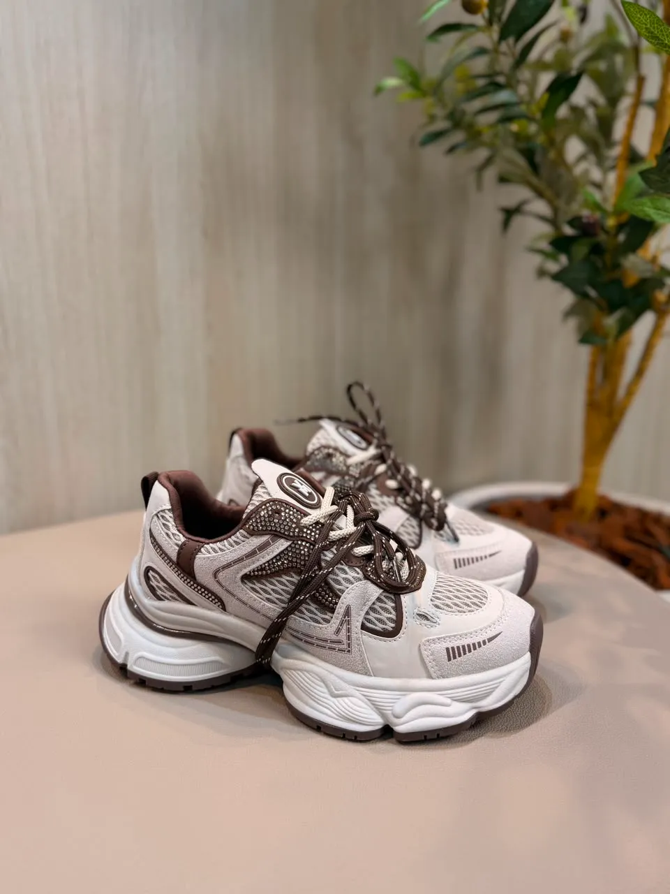 tênis via marte feminino casual chunky branco e marrom tênis via marte feminino casual chunky branco e marrom